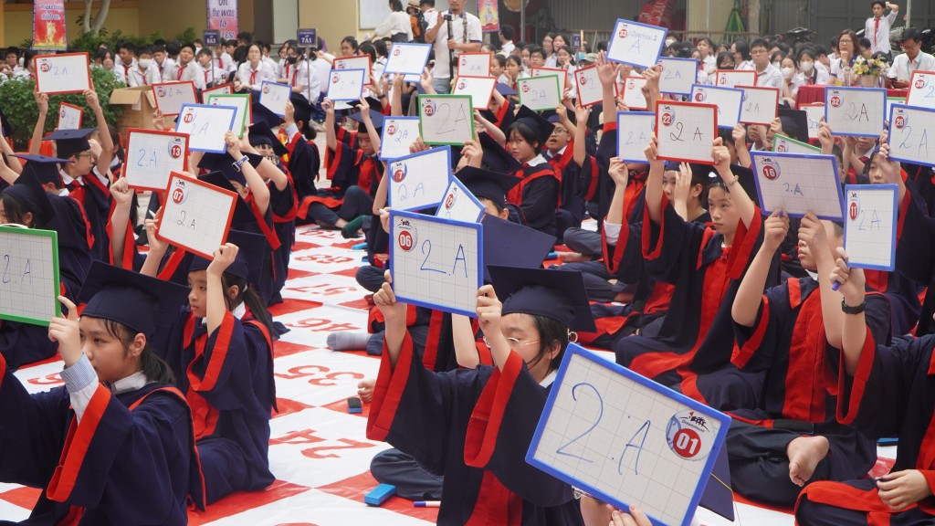 Các bạn học sinh khối 6 tham gia cuộc thi